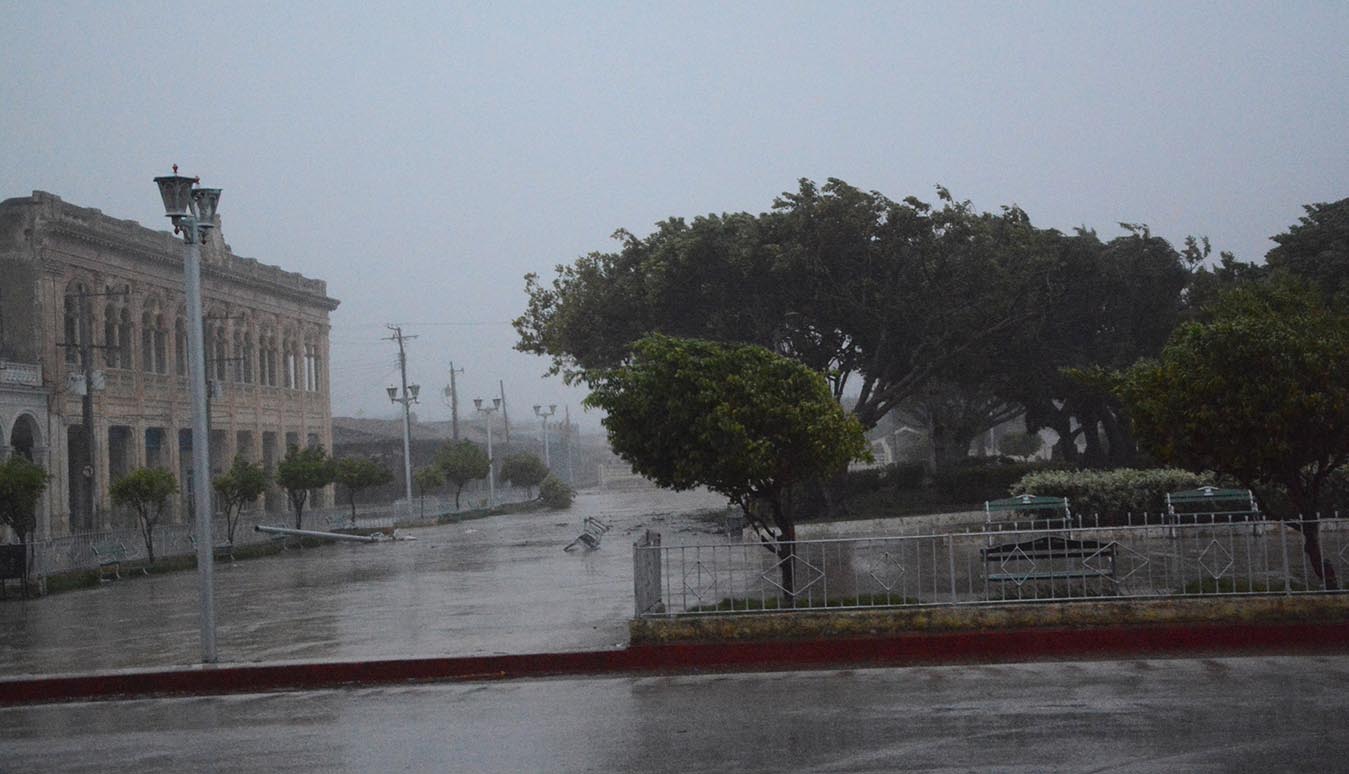 Vista de la ciudad de Caibarien, en Villa Clara, al amanecer del 9 de septiembre de 2017, durante el paso del huracán Irma por la costa norte de Cuba.