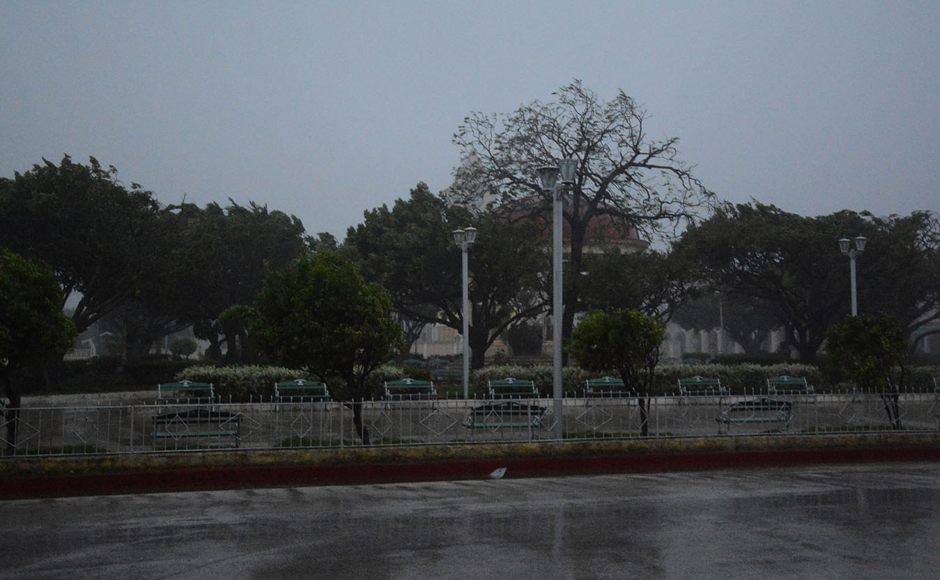 Vista de la ciudad de Caibarien, en Villa Clara, al amanecer del 9 de septiembre de 2017, durante el paso del huracán Irma por la costa norte de Cuba.