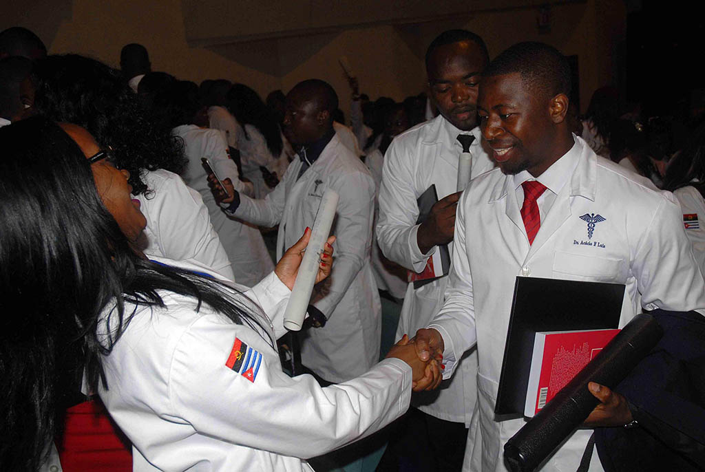 Médicos angolanos, egresados de la Universidad de Ciencias Médicas de Santiago de Cuba