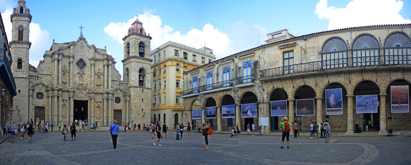 La Plaza de la Catedral de La Habana es la galería a cielo abierto que escogió Gabriel Guerra Bianchini para su exposición personal “Es la Esperanza”. La Plaza de la Catedral de La Habana es la galería a cielo abierto que escogió Gabriel Guerra Bianchini para su exposición personal “Es la Esperanza”.