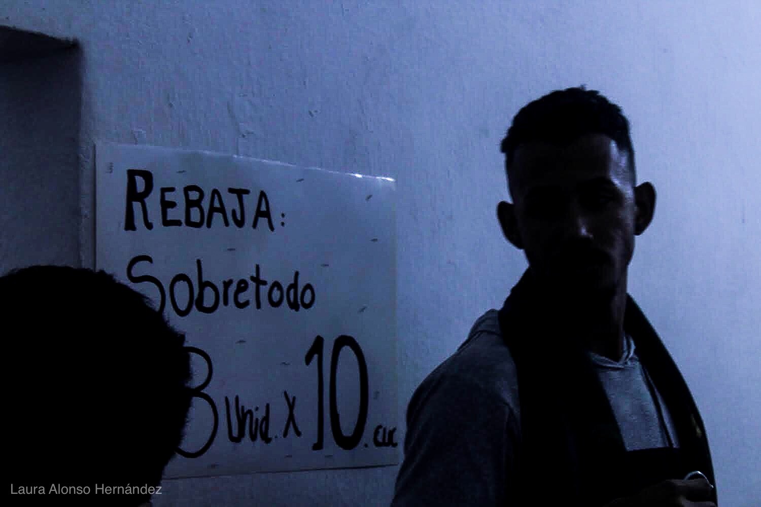 Las promociones de rebaja se ven por todos los pasillos. Las promociones de rebaja se ven por todos los pasillos.