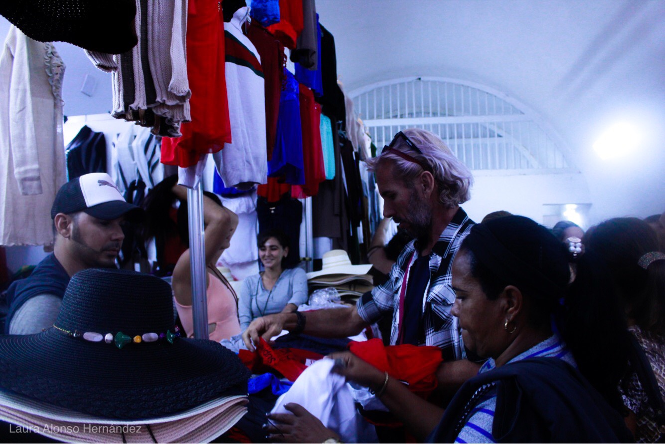 Los puestos de ropa son de los más visitados de la Feria. Los puestos de ropa son de los más visitados de la Feria.