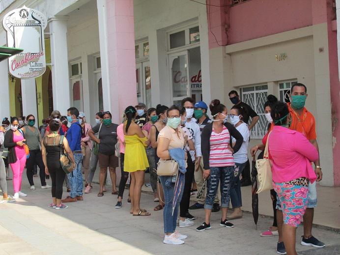 Cola en Cuba durante covid