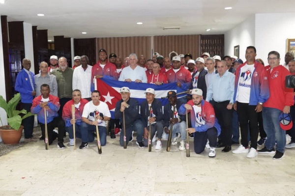 Díaz Canel en el recibimiento de los peloteros del CMB Díaz Canel en el recibimiento de los peloteros del CMB