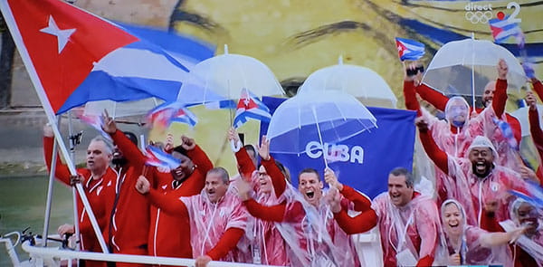 Delegación cubana en desfile de 6 kilómetros a lo largo del Río Sena. Delegación cubana en desfile de 6 kilómetros a lo largo del Río Sena.