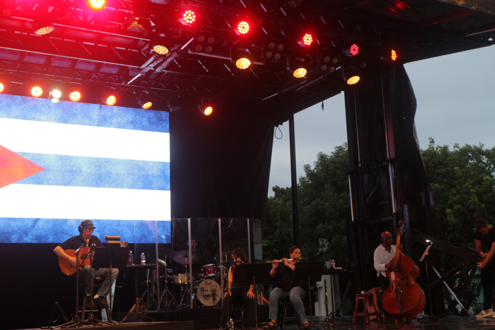 Con un concierto en la escalinata de la Universidad de La Habana inicia silvio Rodríguez gira por Latinoamérica. Fotos: José Luis Alvarez Suárez (Cubahora)
