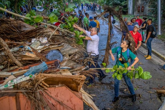 . Díaz-Canel: Todos los días hay que combatir, todos los días uno tiene que proponerse qué hacer bien por su ciudad, por su comunidad, por su familia, por #Cuba.