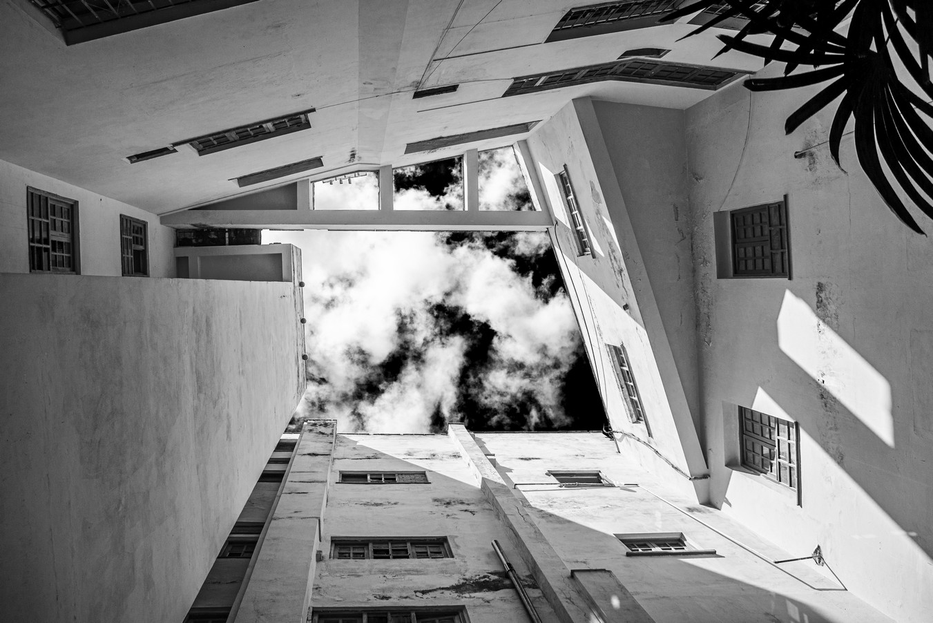 Hacia arriba, la ciudad te observa. Hacia arriba, la ciudad te observa.