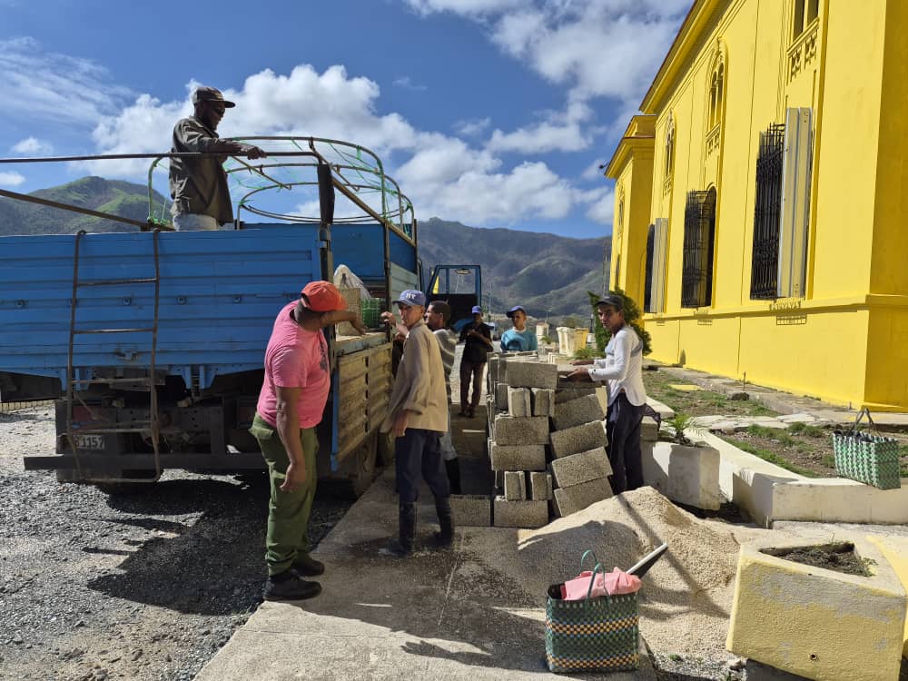 Labores de reparación en el Santuario Nacional Basílica Menor de Nuestra Señora de la Caridad del Cobre después del huracán Melissa. Foto: Nelson Hair Melik Marrero / Cubahora