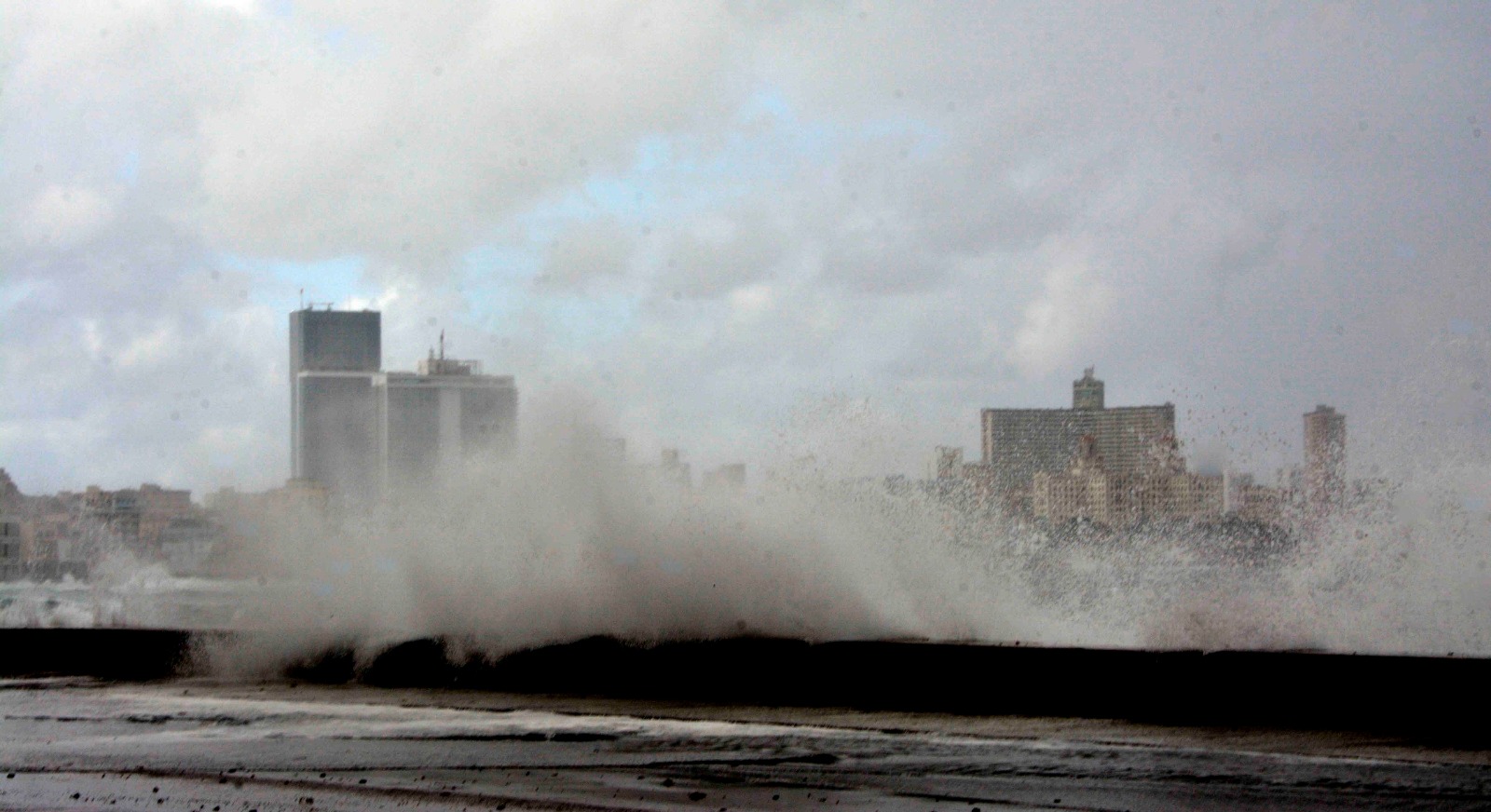 Inundaciones en el Malecón de La Habana