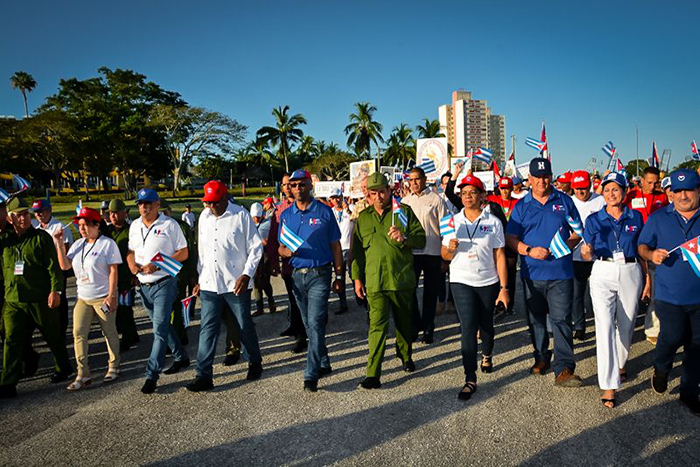 Desfile por el primero de mayo en Holguín