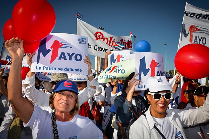 Desfile por el primero de mayo en Holguín